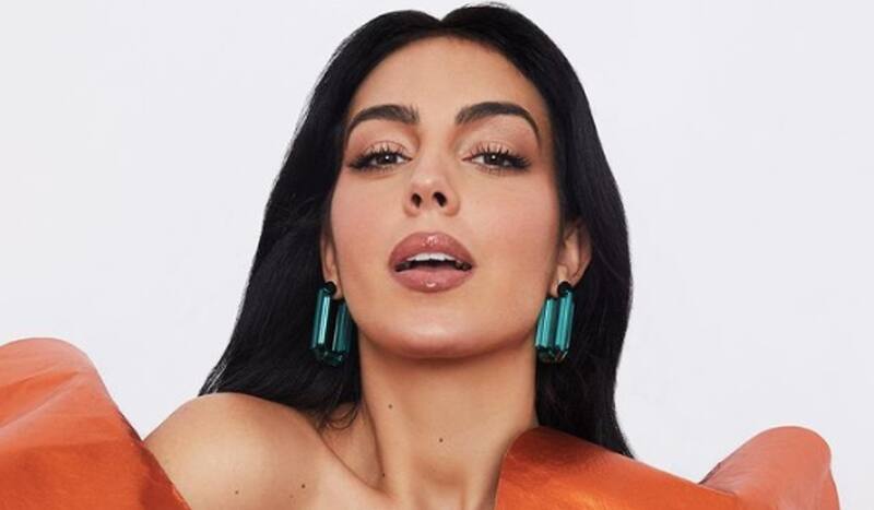 La modelo acaparó todas las miradas al posar en traje de baño color rosa fucsia. - Créditos: Instagram