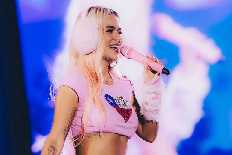 Karol G le dio ánimos de Carla Jara