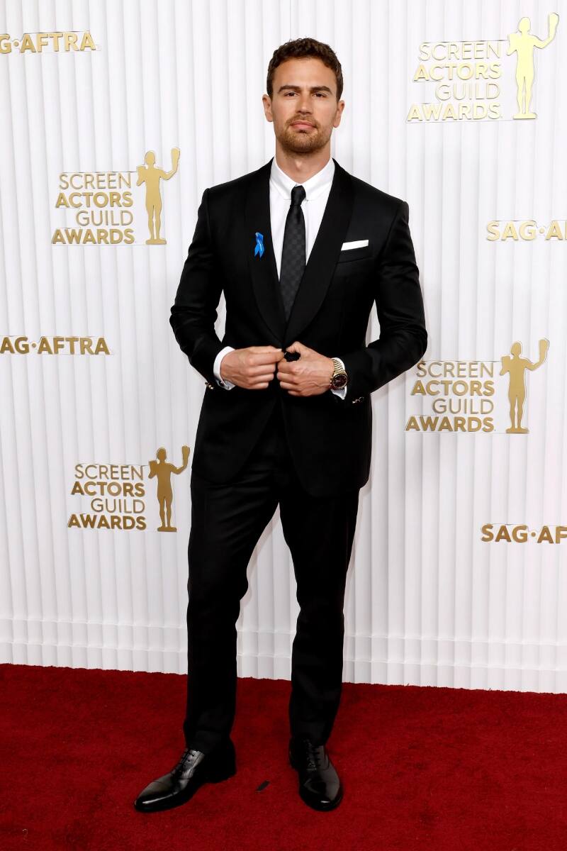 Theo James en los SAG Awards 2023