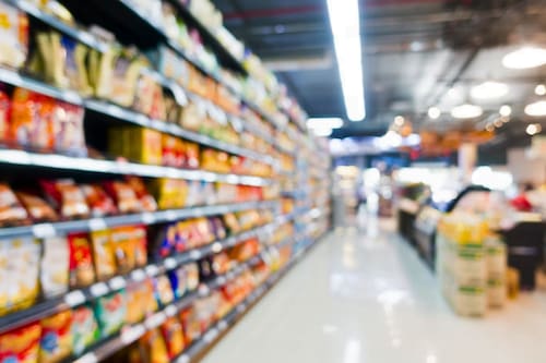 Importante cadena de supermercados con presencia en Chile anuncia inminentes alzas de precio por aranceles de Donald Trump