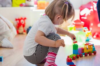 ¿Te gustaría que suceda en Chile?: España prohíbe los anuncios de TV sexistas de juguetes infantiles