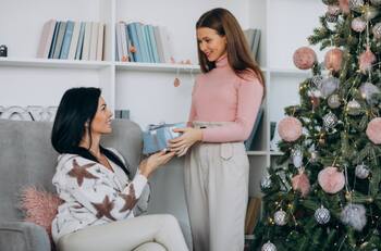 Desde chocolates a conciertos: Los mejores regalos para mamá en esta Navidad