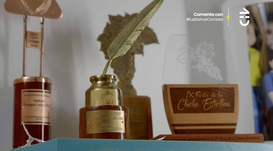 Quique Neira mostró algunos de los galardones que ha conseguido en su carrera como músico.
