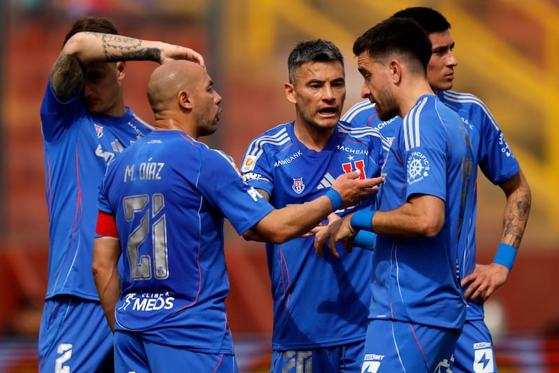 Marcelo DÍaz y Charles Aránguiz pueden conformar la dupla de volante ante Lanús.