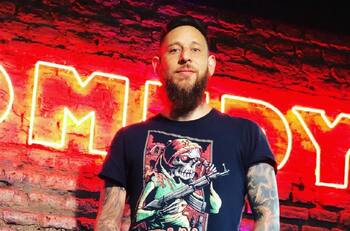 Quién es Sergio Domínguez, comediante conocido como “Panqueque” y figura de “Los improvisadores”