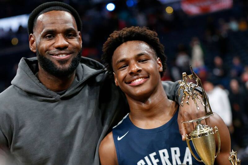 junto a su hijo, Bronny. (Twitter)
