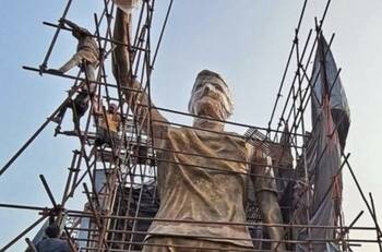 VIDEO | Furor casi religioso: la gigantesca estatua de Lionel Messi que inauguraron en India