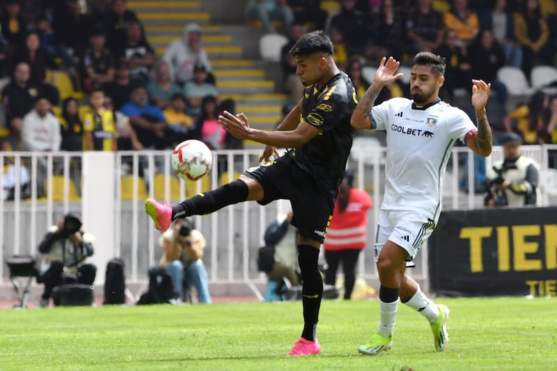 tiene en carpeta a dos laterales del fútbol chileno.