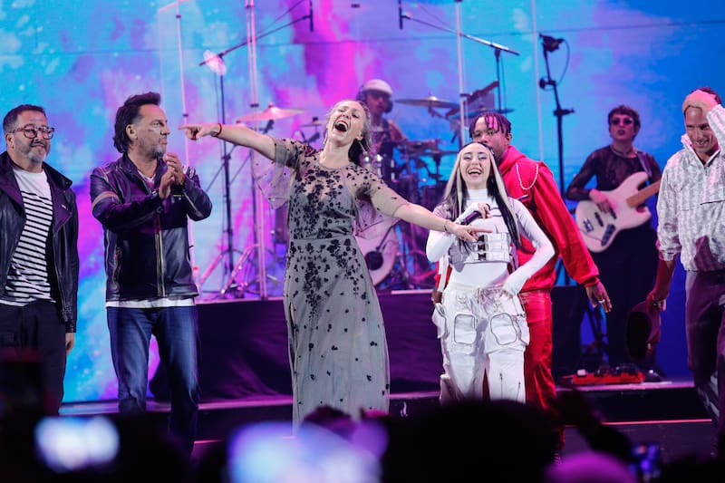 La voz de "Mamichula" invitó a sus compañeros del jurado a bailar sobre el escenario.