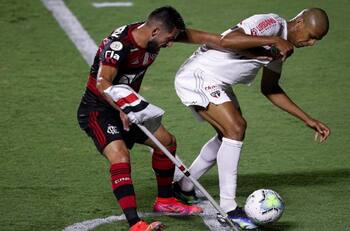 Pese a ser campeón, la titularidad de Isla en Flamengo peligra por el regreso de un clase mundial