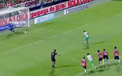 Fusiló al portero: Bruno Barticciotto reventó el arco de Chivas para volver al gol