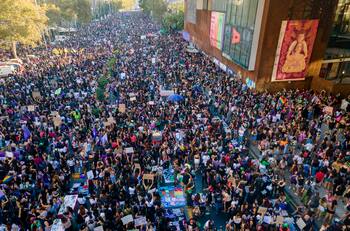 Marcha del 8M: Anuncian corte de tránsito en Santiago
