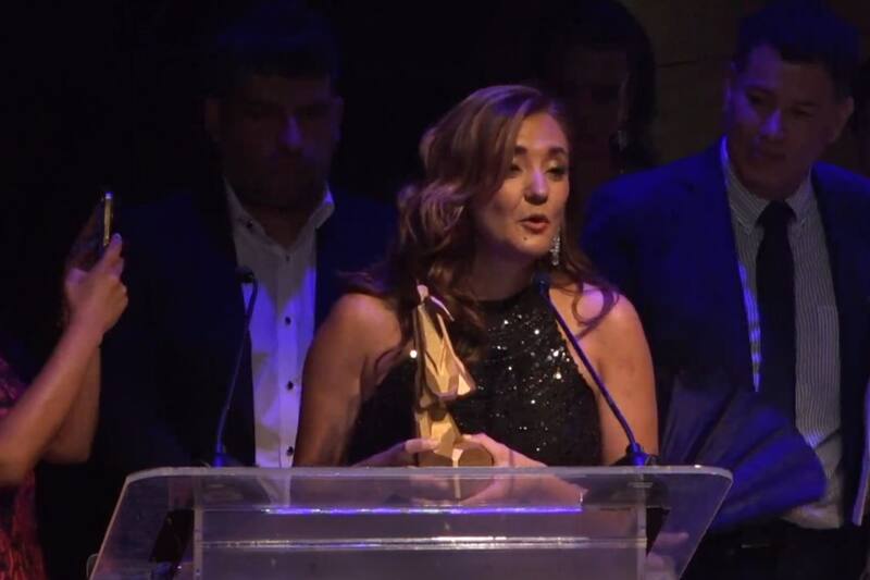 Priscilla Vargas recibiendo el nuevo Copihue de Oro tras ganar como Mejor Matinal.