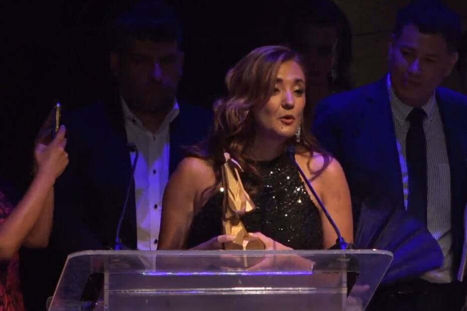 Priscilla Vargas recibiendo el nuevo Copihue de Oro tras ganar como Mejor Matinal.