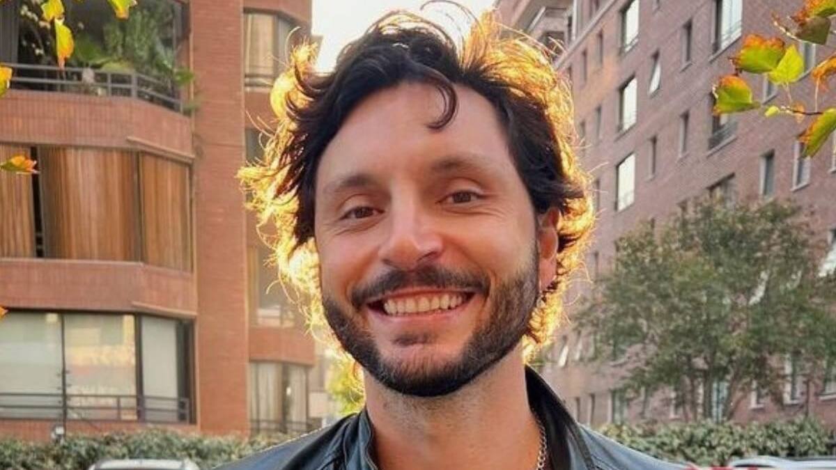 Quién es Santiago Meneghello, el actor que da vida a la pareja de Daniela Ramírez en "La Ley de Baltazar"