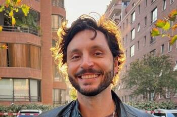 Quién es Santiago Meneghello, el actor que da vida a la pareja de Daniela Ramírez en "La Ley de Baltazar"