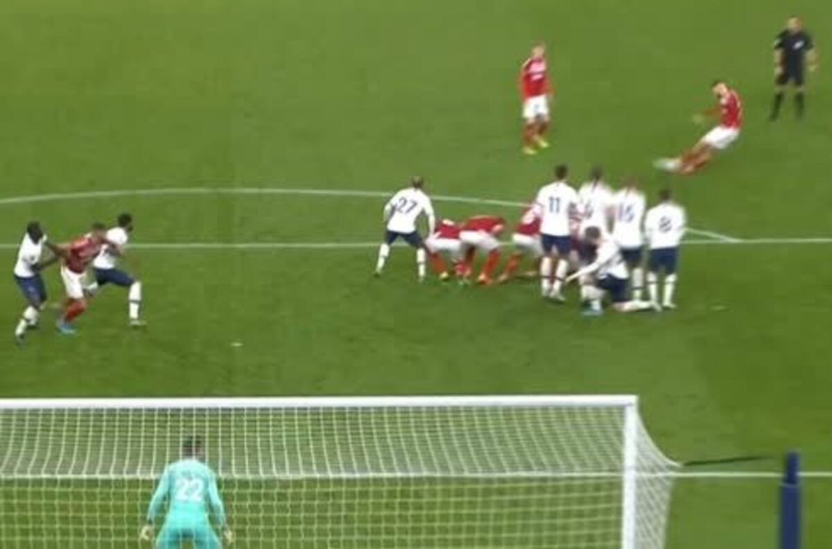 La particular barrera que hicieron los jugadores del Middlesbrough para intentar hacer un gol