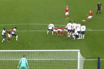 La particular barrera que hicieron los jugadores del Middlesbrough para intentar hacer un gol