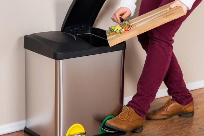 Los basureros de la cocina tienen diferentes cosas que generan malos olores.