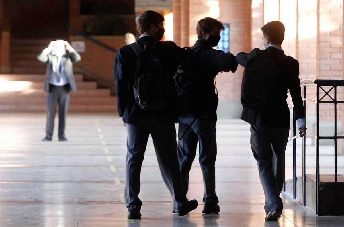 Colegios en Francia permitirán que estudiantes transgénero elijan su nombre de registro