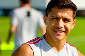Alexis Sánchez sorprende con un golazo de varios metros en sus vacaciones