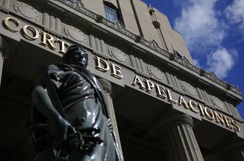 Profesor denuncia amenazas de Carabineros tras declaraciones sobre estallido social en clases