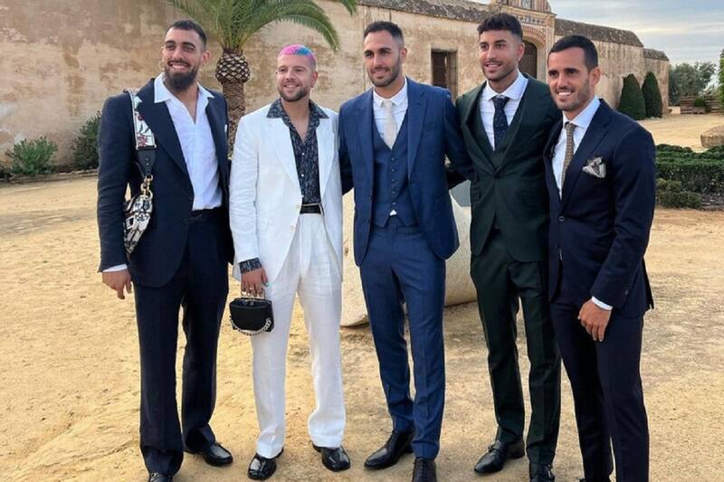 Con pelo teñido, uñas pintadas y bolso. Foto: Archivo