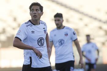 Grupo de hinchas intentó ingresar al Monumental tras caída de Colo Colo