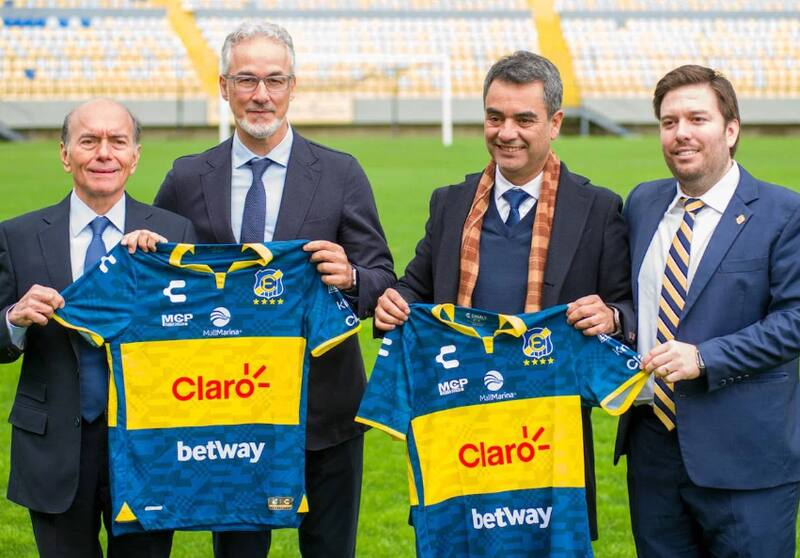 El club se reestructura tras la renuncia de su ahora ex presidente (segundo de izquierda a derecha). Foto: Everton