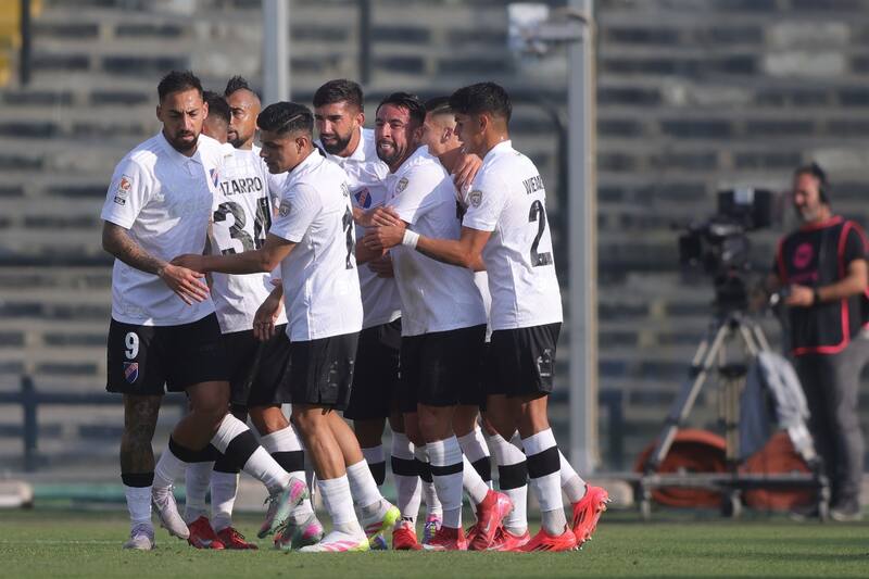 Javier Correa se llevó un gesto de Arturo Vidal. Foto: Aton.