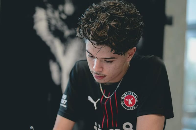 Nathaniel Pérez Torres, jugador con raíces chilenas, firmó en el Midtjylland.
