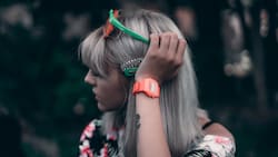 Platina tus canas de manera natural y sin dañar tu cabello con este shampoo