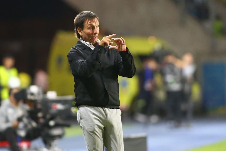El técnico no había perdido ningún partido desde que asumió el banco de los Dragones Celestes. Foto: Photosport
