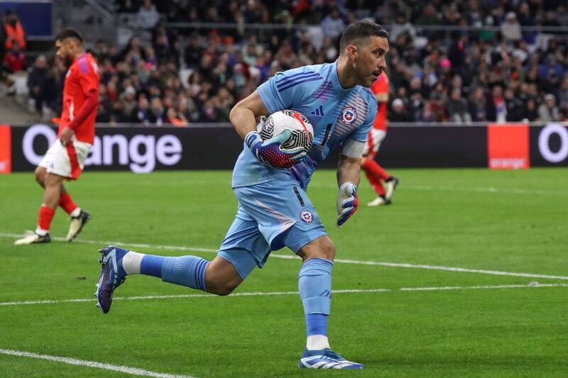 Claudio Bravo llegó a Chile para el amistoso frente a Paraguay.