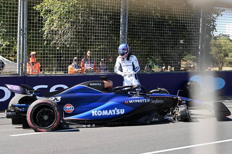 El piloto de Williams, Alex Albon, tras chocar contra un muro durante los entrenamientos libres del Gran Premio de Australia de Fórmula 1. EFE/EPA/JOEL CARRETT