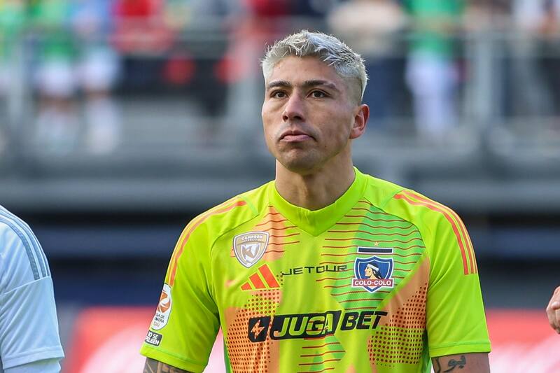 y su nuevo look en Colo Colo. Foto: Felipe Escobedo.