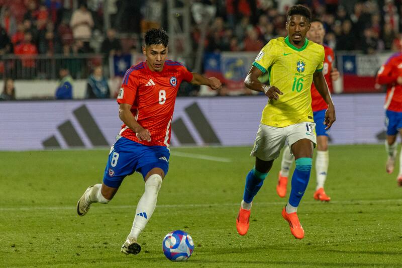 recibió consejos de Arturo Vidal tras el partido ante Brasil. (Foto: Felipe Escobedo)
