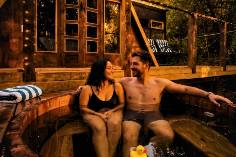 Lugar con tinaja privada que podrás disfrutar en la posada. Créditos: @tinaja_cajondelmaipo vía Instagram.