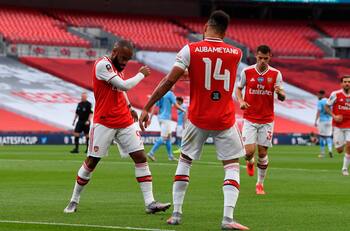 Aubameyang puso el segundo gol para el Arsenal que pone un pie en la final de la FA Cup
