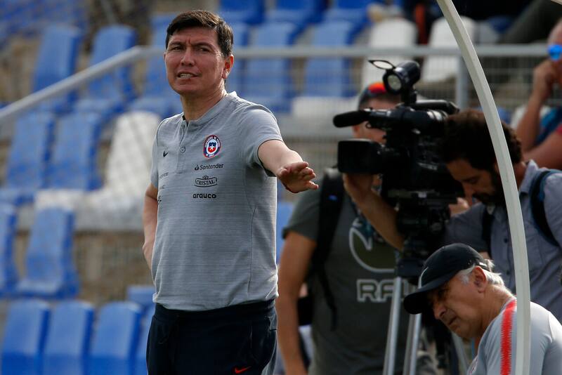 Dirigiendo las divisiones inferiores de Chile. Foto: Aton.