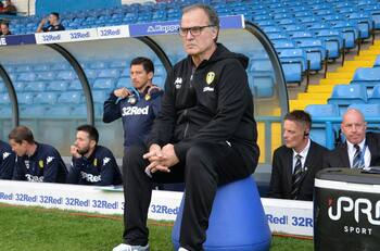 Reconocido músico británico viajó desde Inglaterra a Uruguay para entregarle insólito regalo a Marcelo Bielsa