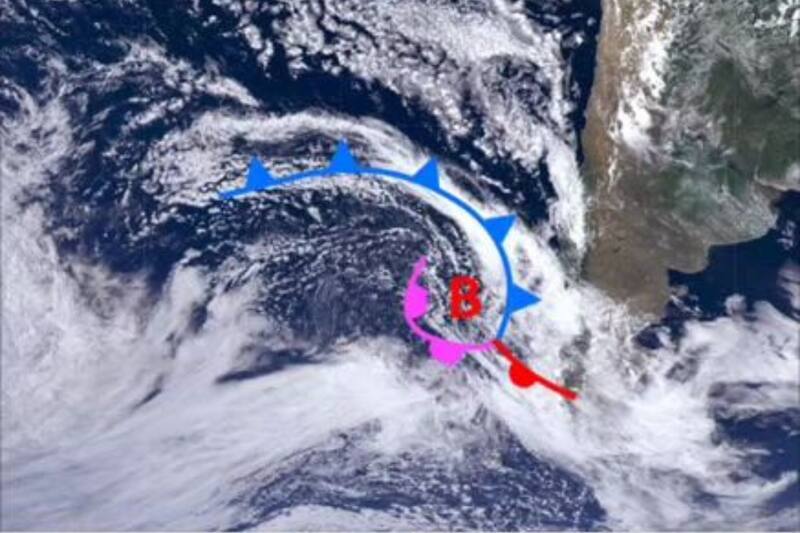 En la imagen, con el color azul se visualiza el frente frío, en rojo el frente cálido y en rosado-morado la oclusión.