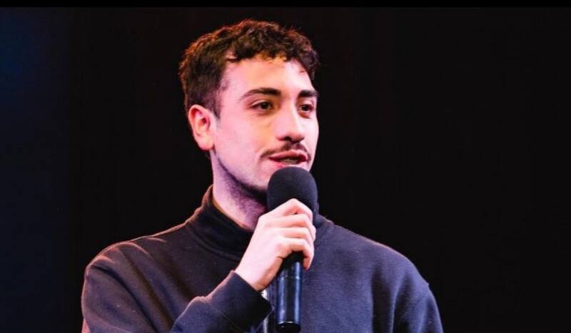 sufre de hostigamiento en sus redes sociales.