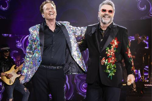 Lucerito Mijares y Alexander Acha acompañan a sus padres, Emmanuel y Manuel Mijares, en un show en vivo