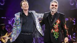 Lucerito Mijares y Alexander Acha acompañan a sus padres, Emmanuel y Manuel Mijares, en un show en vivo