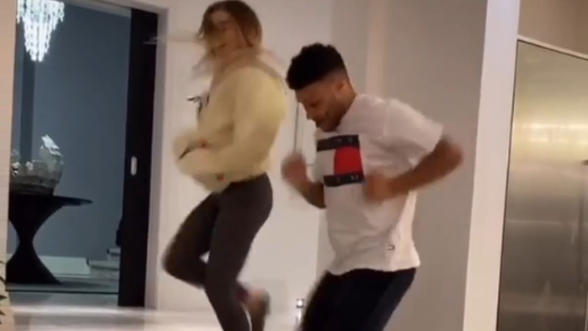 Oxlade-Chamberlain realizó esta divertida 'performance' en cuarentena