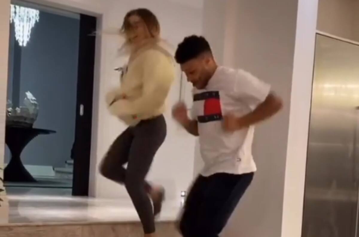 Oxlade-Chamberlain realizó esta divertida 'performance' en cuarentena