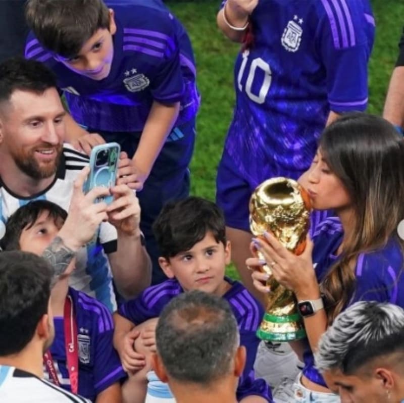 Antonela Roccuzzo festejando el título de Argentina en el Mundial de Qatar 2022.
