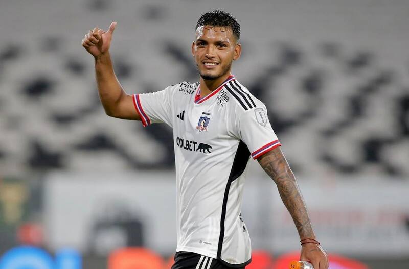 con la camiseta de Colo Colo. Foto: Agencia Aton.