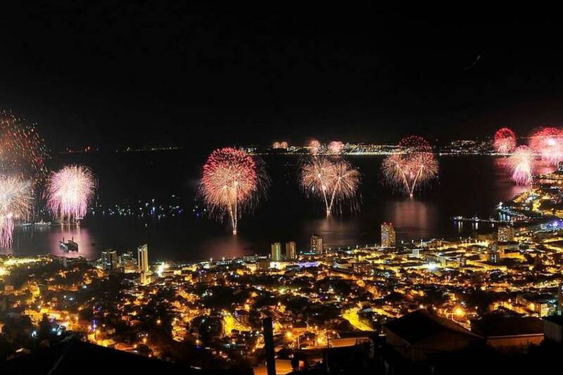 Este año Viña del Mar y Valparaíso serán dos de los puntos turísticos que recibirán el Año Nuevo con fuegos artificiales sobre sus aguas.